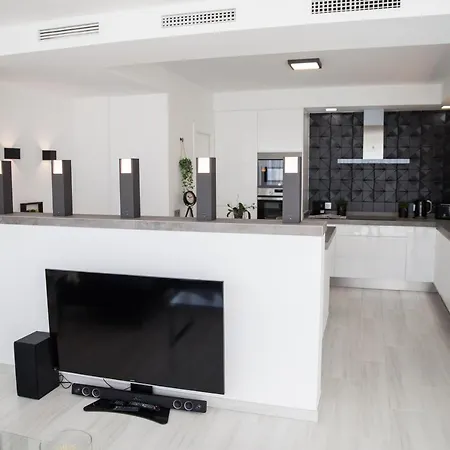 Spacious 200 Sq.m. Penthouse With Sea View Terraces Apartamento