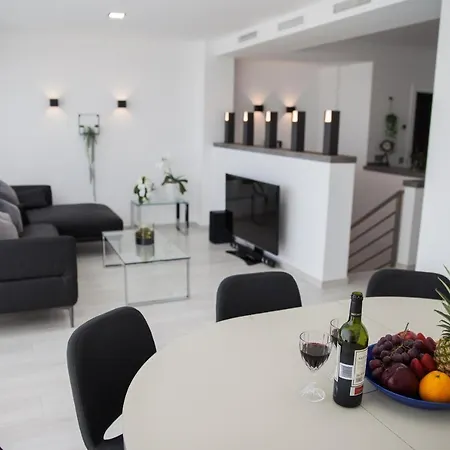 شقة Spacious 200 Sq.m. Penthouse With Sea View Terraces