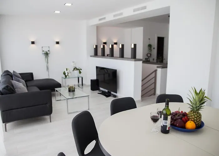 Spacious 200 Sq.m. Penthouse With Sea View Terraces Торремолинос